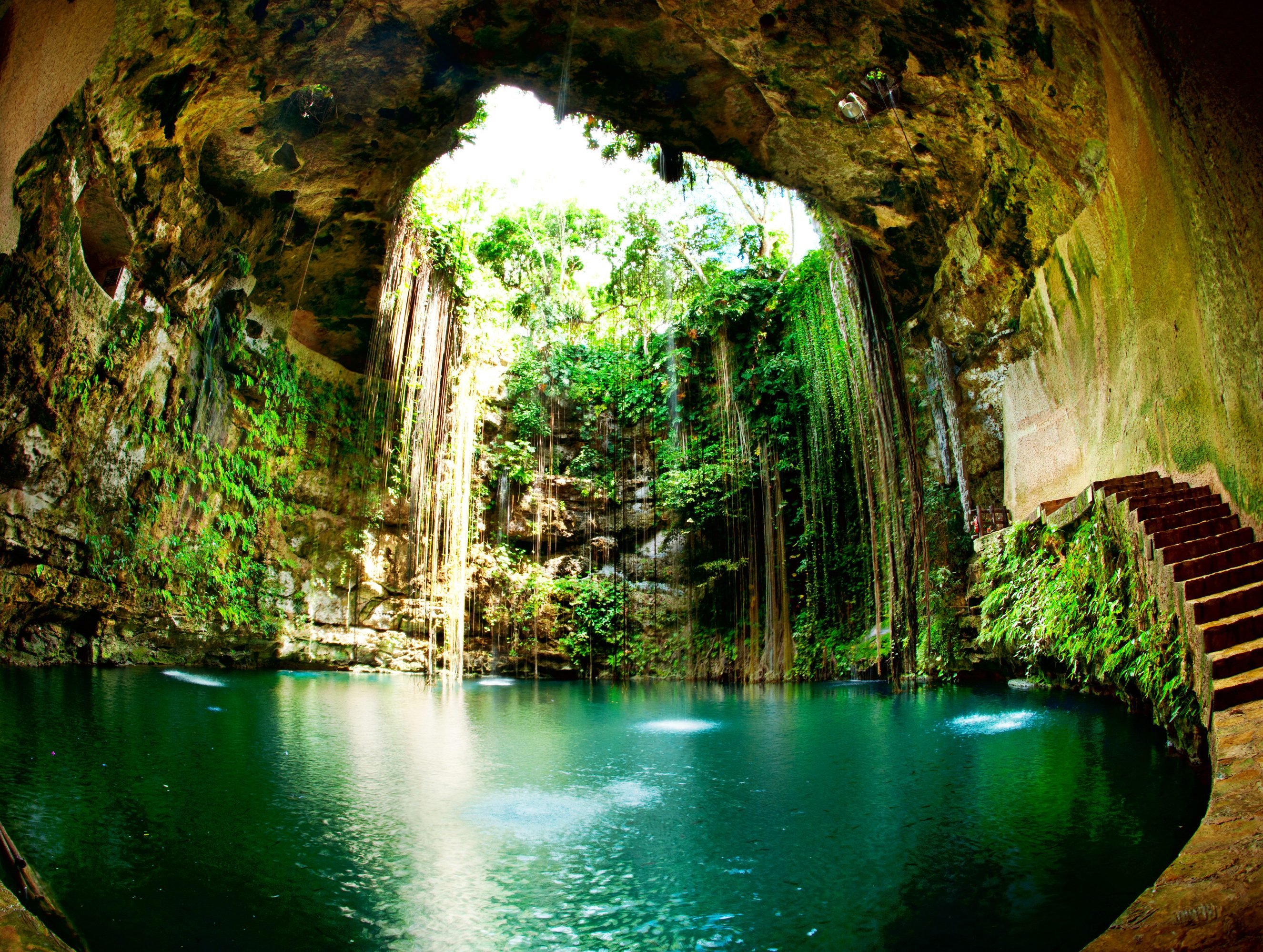 Cenote Ik-Kil vlakbij Chichen Itza, Mexico